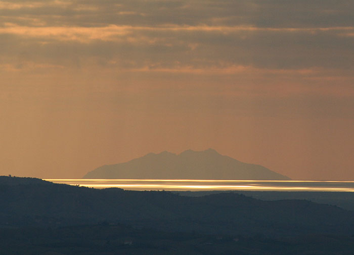 Suggestiva veduta verso la penisola di Monte Argentario e Montecristo e la Corsica