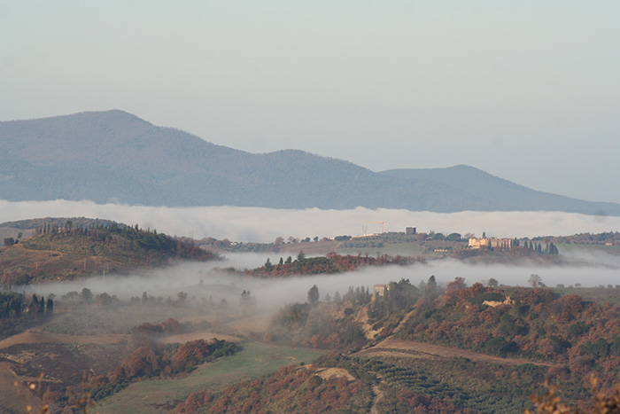 Vista mozzafiato dal Podere Santa Pia sulla valle dell'Ombrone e Castello Colle Massari