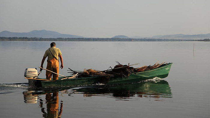 De typische barchini van Orbetello, kleine boten met geringe diepgang