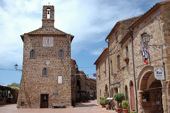 Sovana, la piazza principale con il Palazzetto dell 'Archivio | Sovana, main square with Palazzetto dell' Archivio



