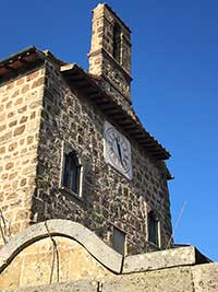 Sovana, il Palazzetto dell 'Archivio, sormontato da un piccolo campanile a vela 