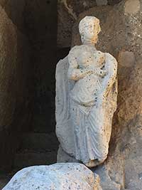 Sovana, Tomba dei Demoni Alati, statua di un demone alato, verosimilmente di una Lasa