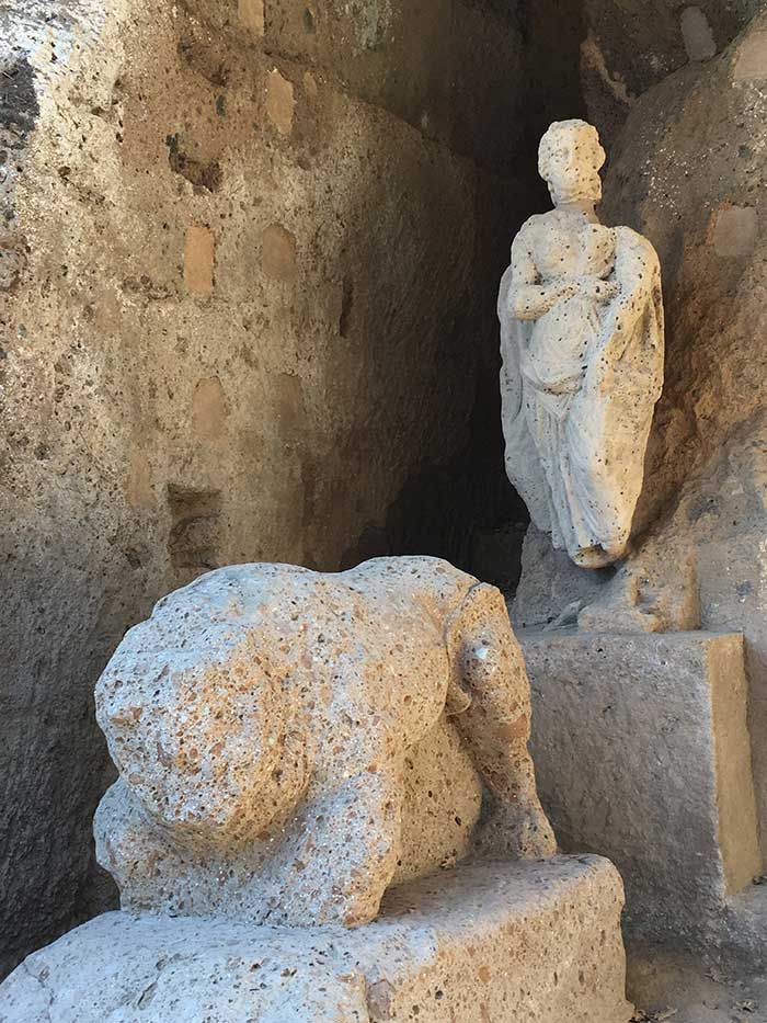 Sovana. La Tomba dei Demoni Alati, il leone di guardia e una Lasa